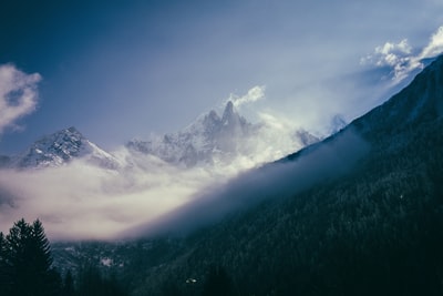 冰雪覆盖的山与海云
